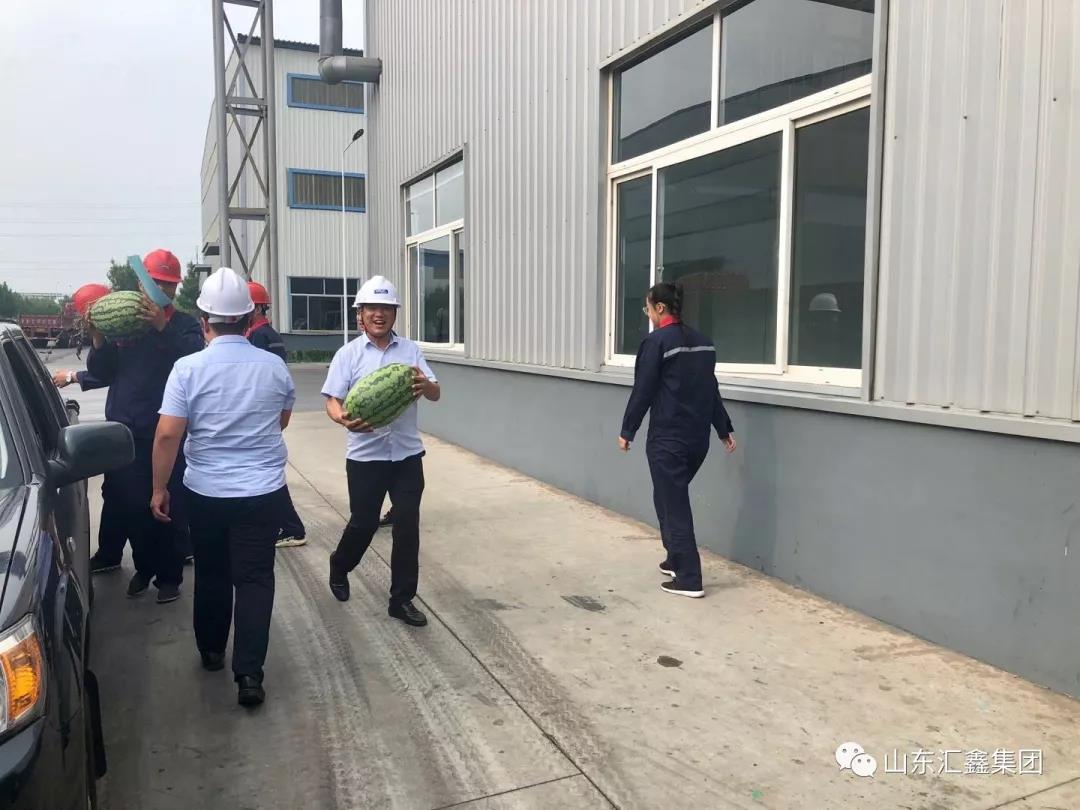 　　連日來，我縣持續悶熱高溫，特別是我們的車間內部溫度更高，一線員工經歷著“上蒸下煮”的酷暑“烤”驗。7月29上午，受董事長魏家清委托，郭強副總經理代表集團高層，帶領安全環保部、鍍鋅事業部等同事，先后深入鍍鋅車間、鋅錠車間、冷軋車間、彩涂車間等20個一線車間部門，看望慰問生產一線員工并送去慰問品，向冒著高溫酷暑辛勤工作的一線員工表示敬意和慰問。  　　郭強副總經理在一線慰問時，詳細詢問目前車間的生產以及防暑準備情況，為大家送去礦泉水、西瓜等慰問品，郭總對大家戰高溫、斗酷暑，不怕苦、不怕累，履職盡責擔當作為的精神表示高度贊揚，對大家的辛勤工作表示肯定，鼓勵大家要再接再厲，克服高溫酷暑，重視安全生產，重視產品質量，高標準、高質量的完成各項生產任務，同時郭總反復叮囑大家注意防暑降溫，勞逸結合，保重身體，確保在崗期間安全生產。  　　各車間紛紛表示，感謝領導到一線慰問，將以此為動力，履職盡責，勁頭不減，抓產能重質量，抓好本車間的安全生產工作，進一步加強員工關懷，切實做好本部門員工的防暑降溫工作，圓滿完成上級下達的各項生產任務。